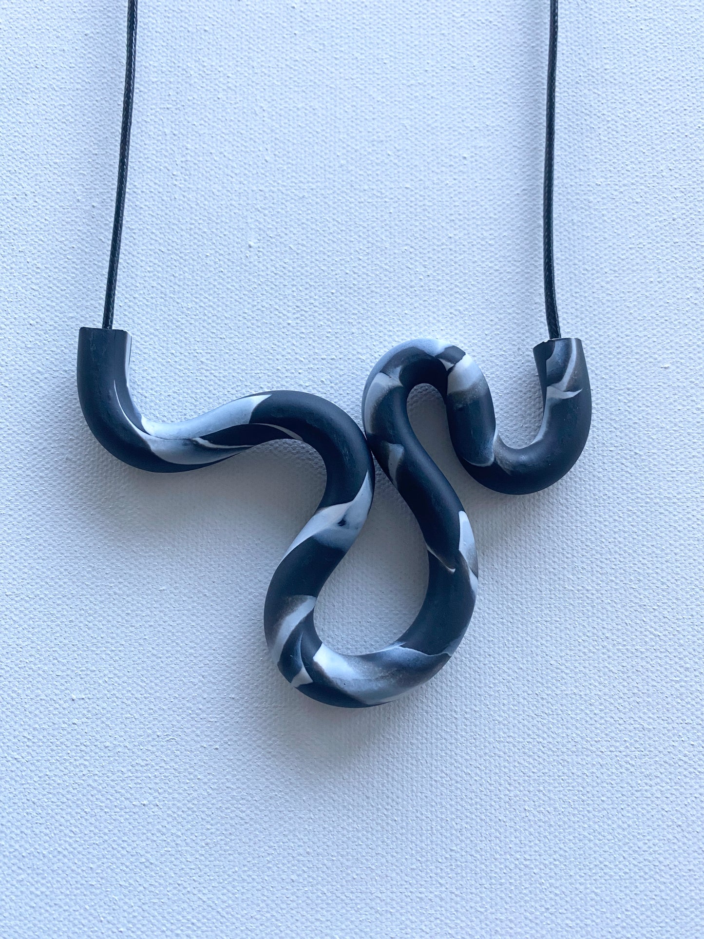ADA BLACK & WHITE NECKLACE DP